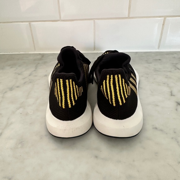 Adidas Women’s Swift Run Sneakers Size 7 - Picture 2 of 6